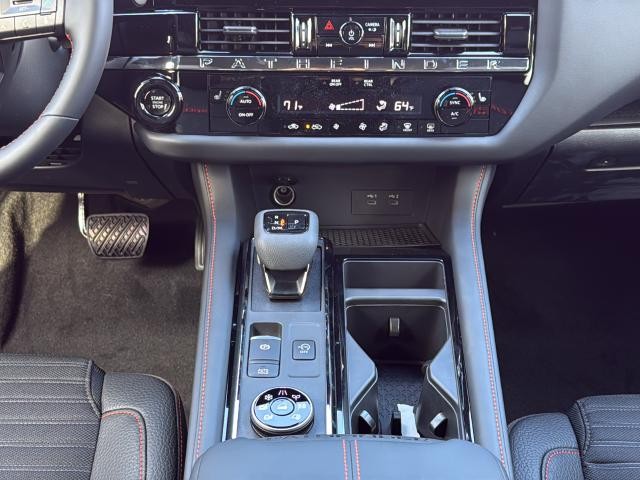 Nissan Pathfinder Vehicle Full-screen Gallery Image 29