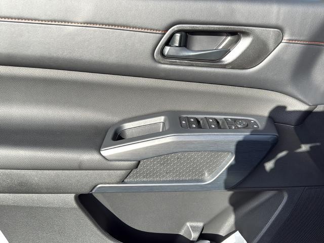 Nissan Pathfinder Vehicle Full-screen Gallery Image 30
