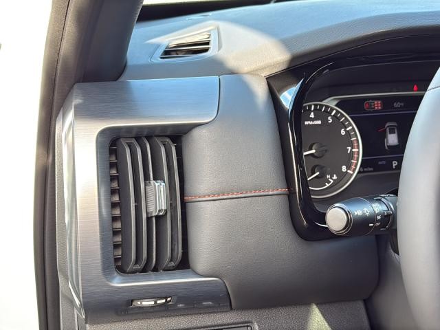 Nissan Pathfinder Vehicle Full-screen Gallery Image 31