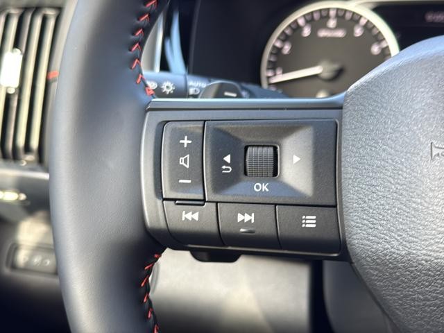 Nissan Pathfinder Vehicle Full-screen Gallery Image 39