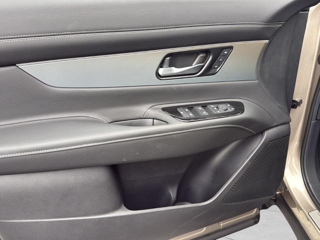 Nissan Murano Vehicle Full-screen Gallery Image 23
