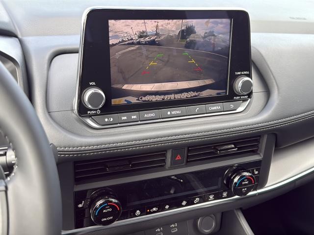 Nissan Rogue Vehicle Full-screen Gallery Image 15