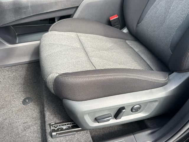 Nissan Rogue Vehicle Full-screen Gallery Image 18