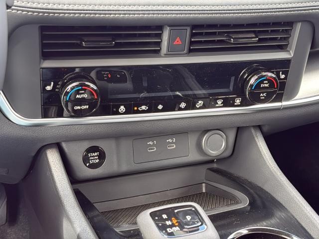 Nissan Rogue Vehicle Full-screen Gallery Image 21