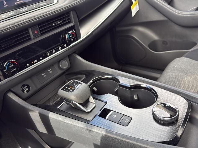 Nissan Rogue Vehicle Full-screen Gallery Image 22