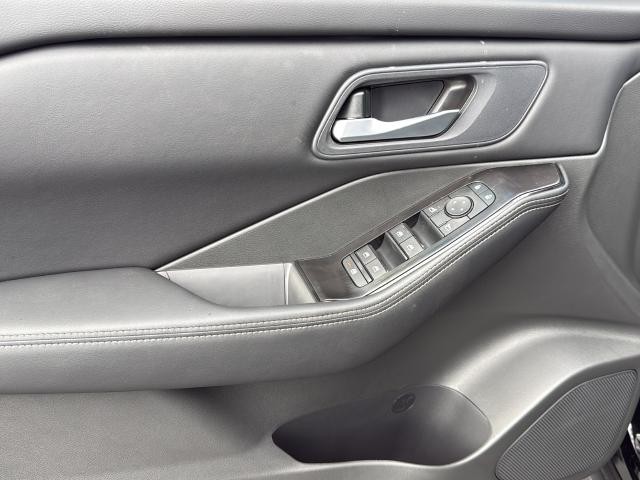 Nissan Rogue Vehicle Full-screen Gallery Image 24