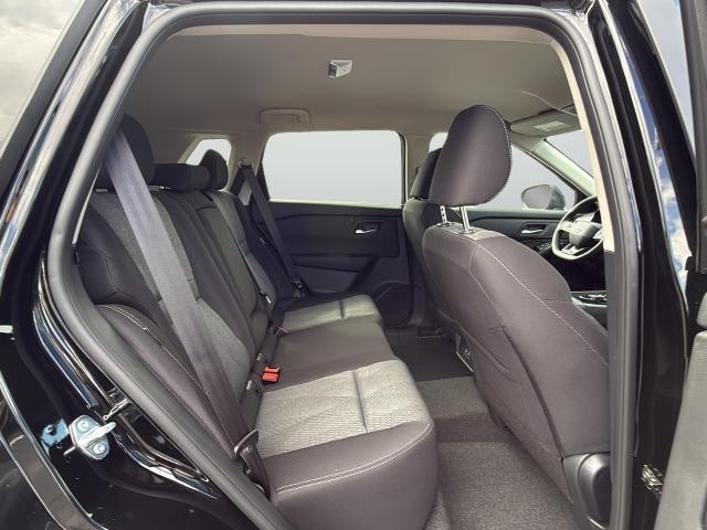 Nissan Rogue Vehicle Full-screen Gallery Image 25