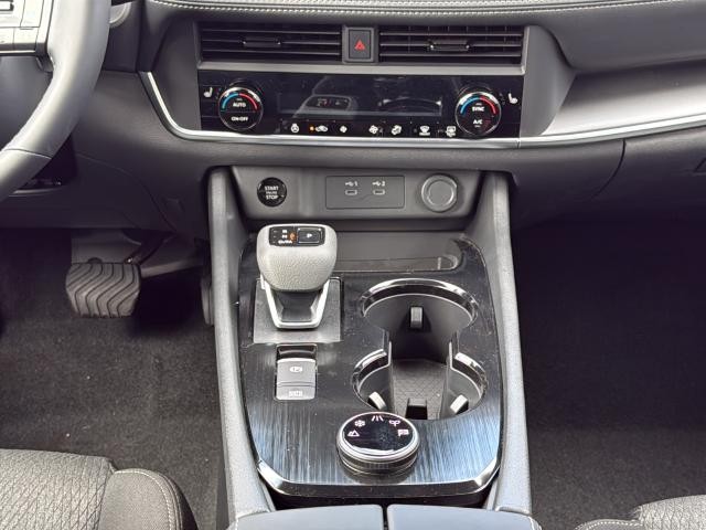 Nissan Rogue Vehicle Full-screen Gallery Image 29