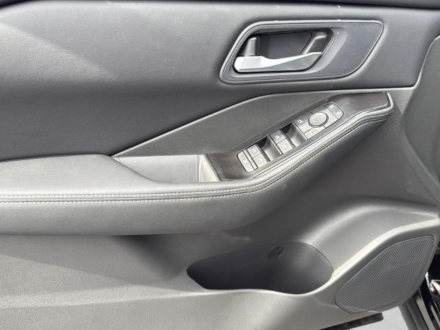 Nissan Rogue Vehicle Full-screen Gallery Image 30