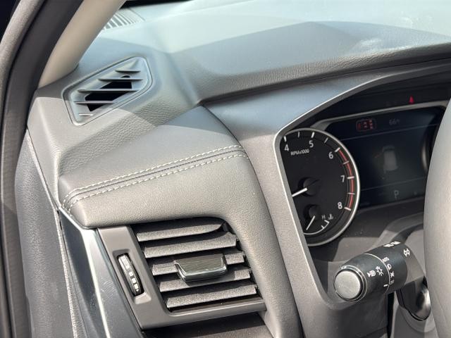 Nissan Rogue Vehicle Full-screen Gallery Image 31