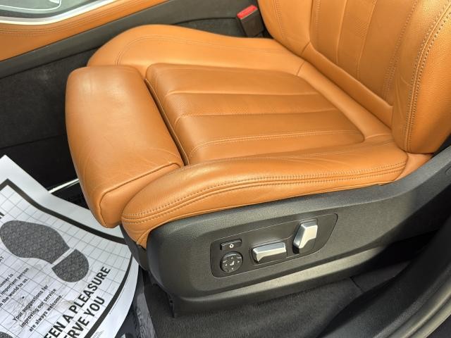 BMW X5 Vehicle Full-screen Gallery Image 18