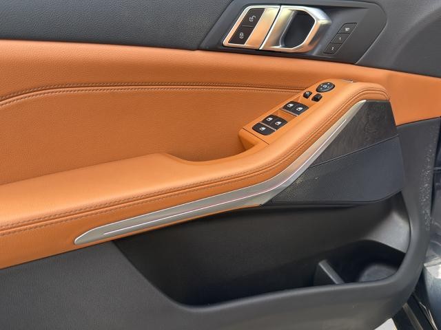 BMW X5 Vehicle Full-screen Gallery Image 24