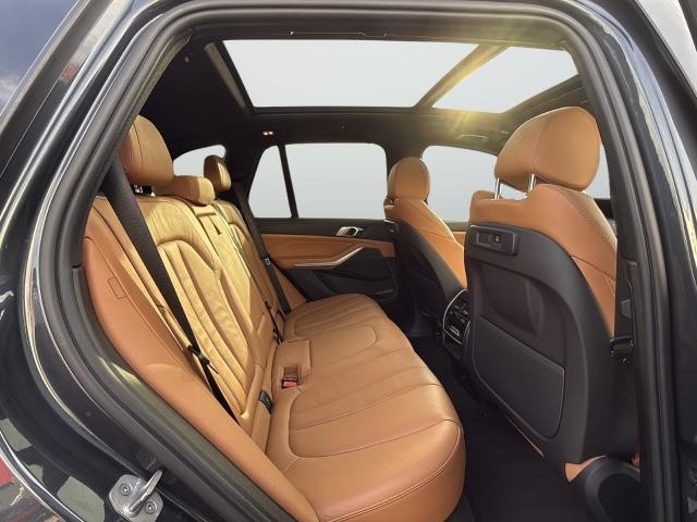 BMW X5 Vehicle Full-screen Gallery Image 25