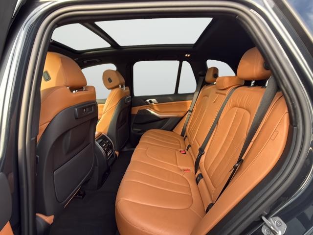 BMW X5 Vehicle Full-screen Gallery Image 27