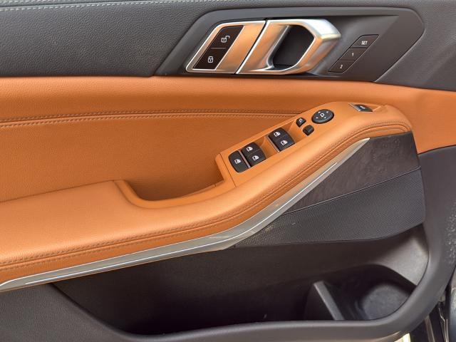 BMW X5 Vehicle Full-screen Gallery Image 30