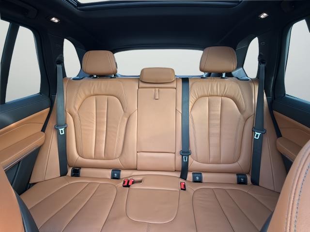 BMW X5 Vehicle Full-screen Gallery Image 34