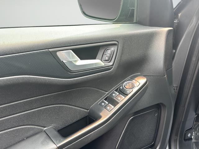 Ford Escape Vehicle Full-screen Gallery Image 24