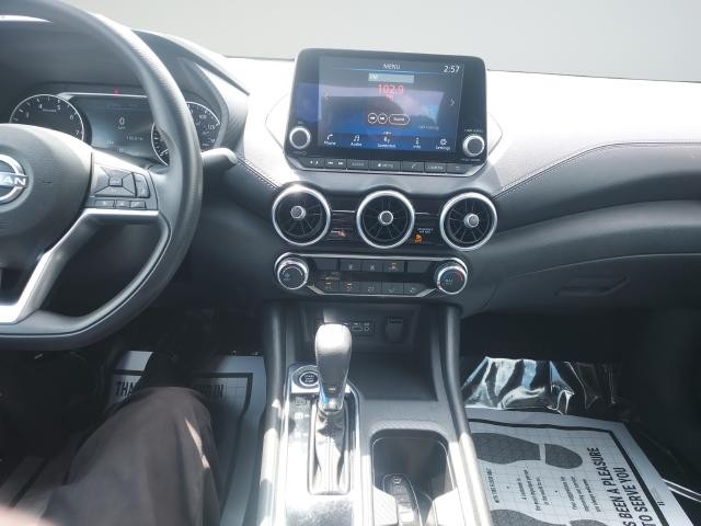Nissan Sentra Vehicle Full-screen Gallery Image 15