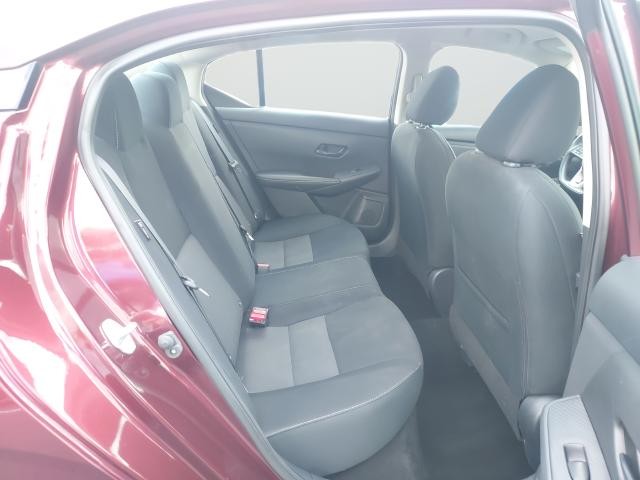 Nissan Sentra Vehicle Full-screen Gallery Image 24