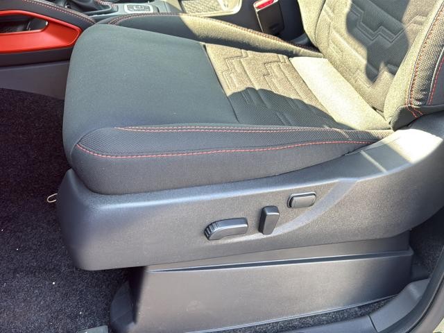 Nissan Frontier Vehicle Full-screen Gallery Image 18