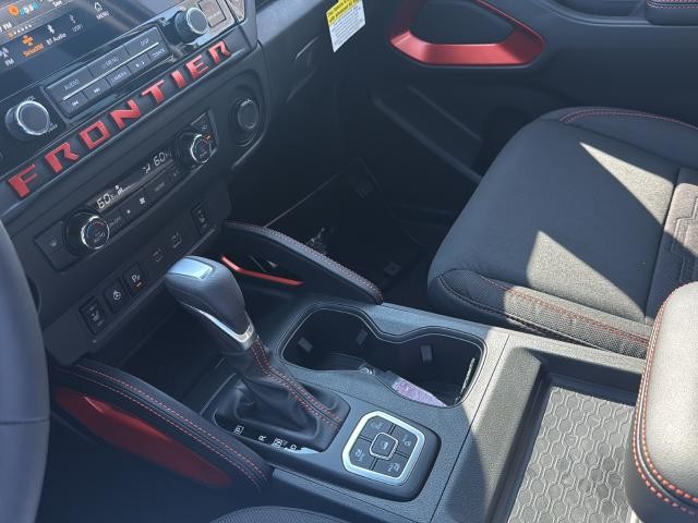 Nissan Frontier Vehicle Full-screen Gallery Image 22