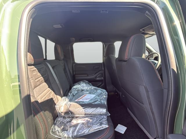 Nissan Frontier Vehicle Full-screen Gallery Image 25