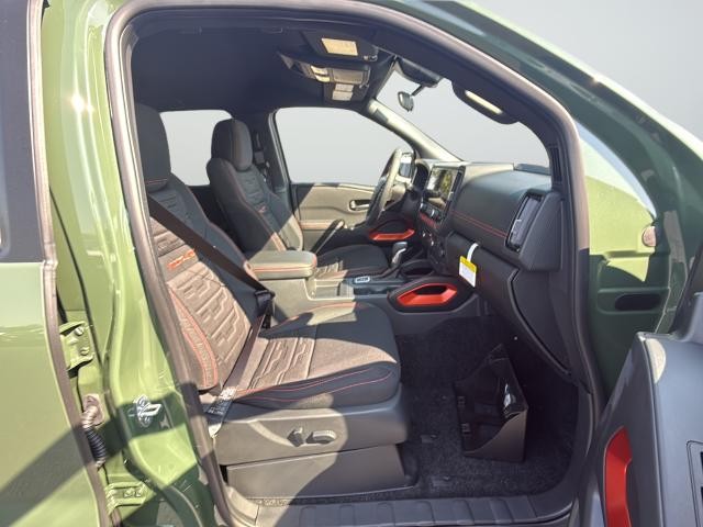 Nissan Frontier Vehicle Full-screen Gallery Image 26