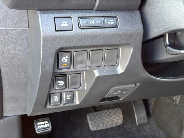 Nissan Frontier Vehicle Full-screen Gallery Image 28