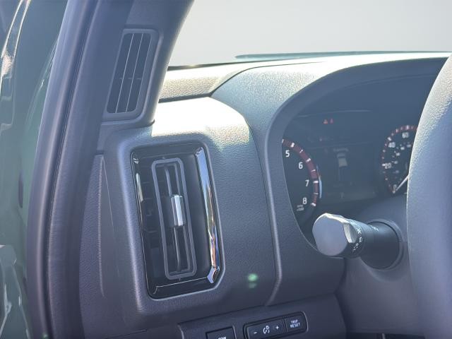 Nissan Frontier Vehicle Full-screen Gallery Image 32