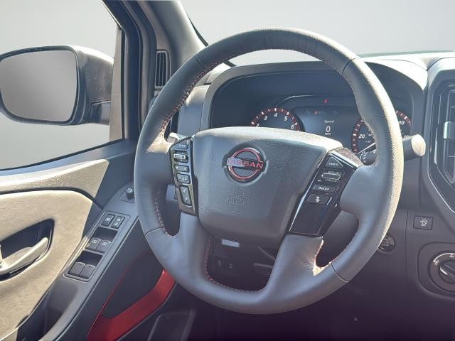 Nissan Frontier Vehicle Full-screen Gallery Image 38