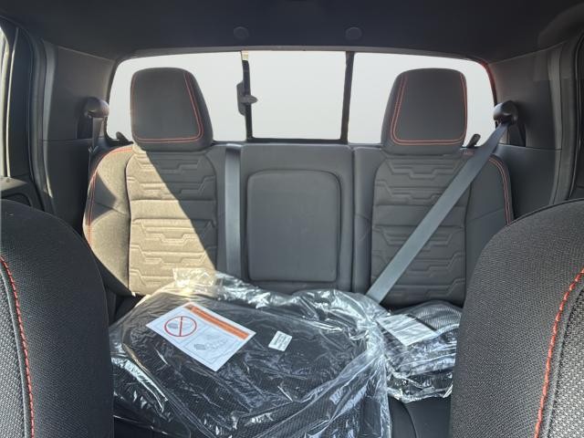 Nissan Frontier Vehicle Full-screen Gallery Image 40