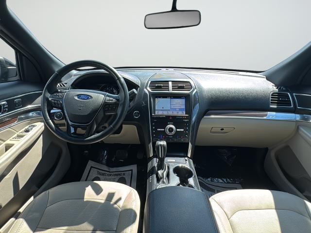 Ford Explorer Vehicle Full-screen Gallery Image 5