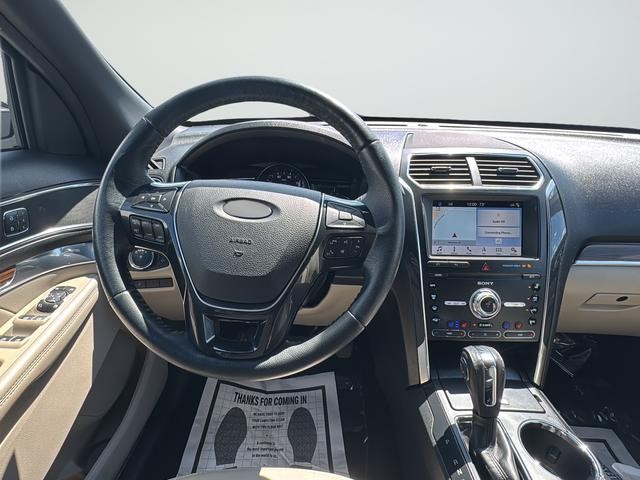 Ford Explorer Vehicle Full-screen Gallery Image 9