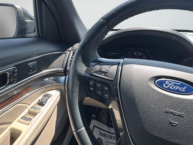 Ford Explorer Vehicle Full-screen Gallery Image 16