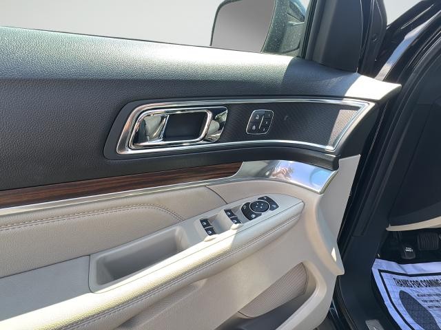 Ford Explorer Vehicle Full-screen Gallery Image 24