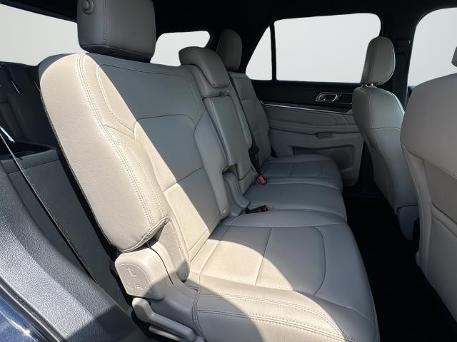Ford Explorer Vehicle Full-screen Gallery Image 25