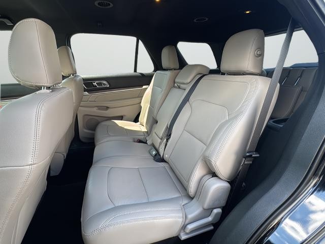 Ford Explorer Vehicle Full-screen Gallery Image 27