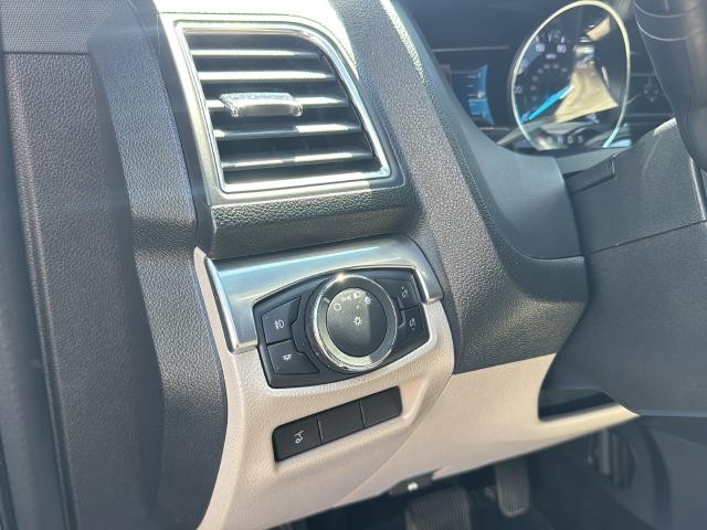 Ford Explorer Vehicle Full-screen Gallery Image 28