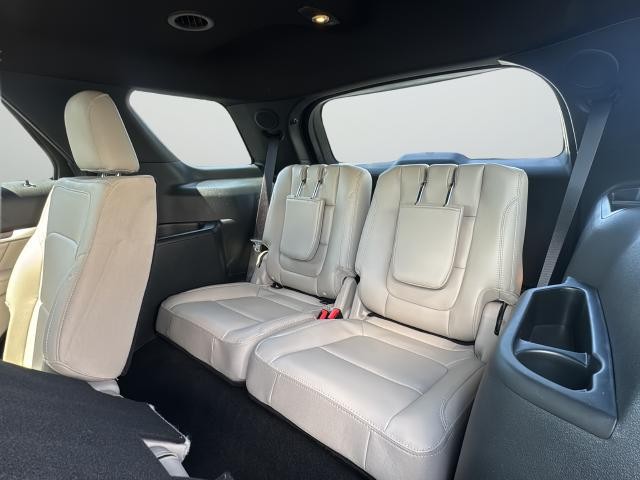 Ford Explorer Vehicle Full-screen Gallery Image 29