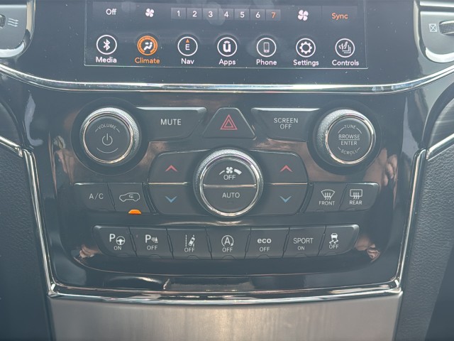 Jeep Grand Cherokee Vehicle Full-screen Gallery Image 17