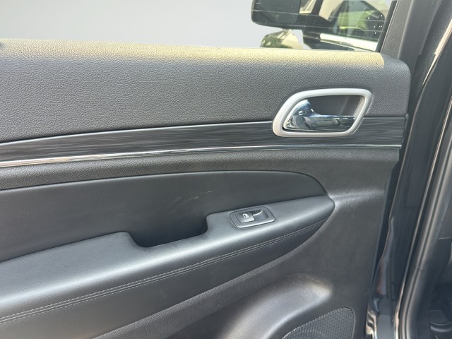 Jeep Grand Cherokee Vehicle Full-screen Gallery Image 29