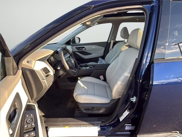 Nissan Rogue Vehicle Full-screen Gallery Image 10