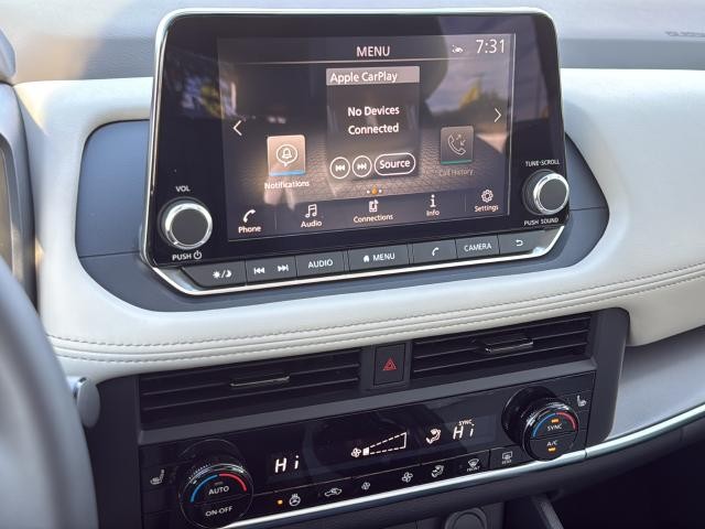 Nissan Rogue Vehicle Full-screen Gallery Image 14