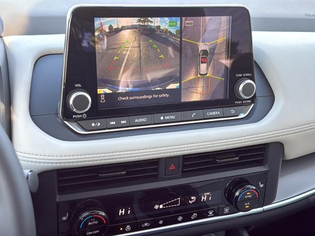 Nissan Rogue Vehicle Full-screen Gallery Image 15