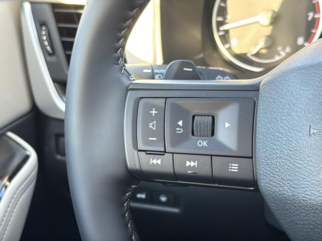 Nissan Rogue Vehicle Full-screen Gallery Image 16