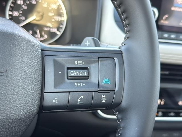 Nissan Rogue Vehicle Full-screen Gallery Image 17