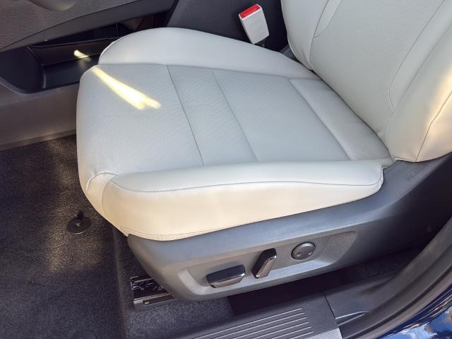 Nissan Rogue Vehicle Full-screen Gallery Image 18