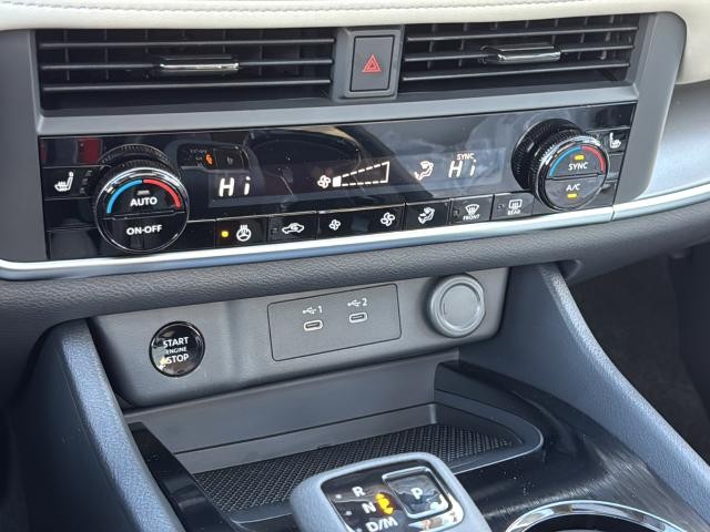 Nissan Rogue Vehicle Full-screen Gallery Image 21