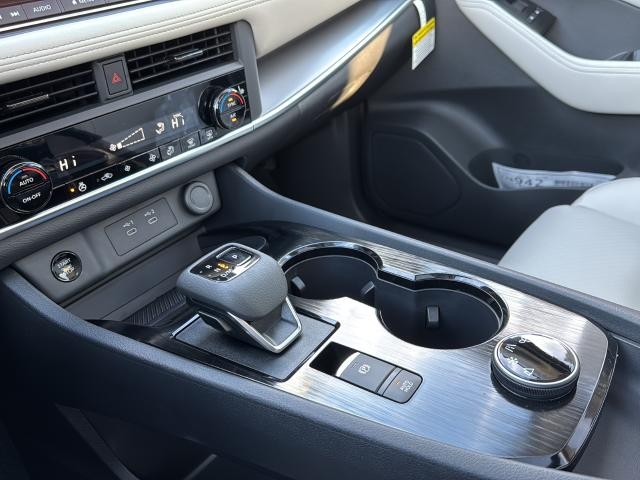 Nissan Rogue Vehicle Full-screen Gallery Image 22