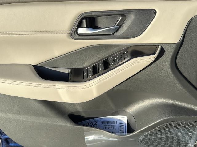 Nissan Rogue Vehicle Full-screen Gallery Image 24